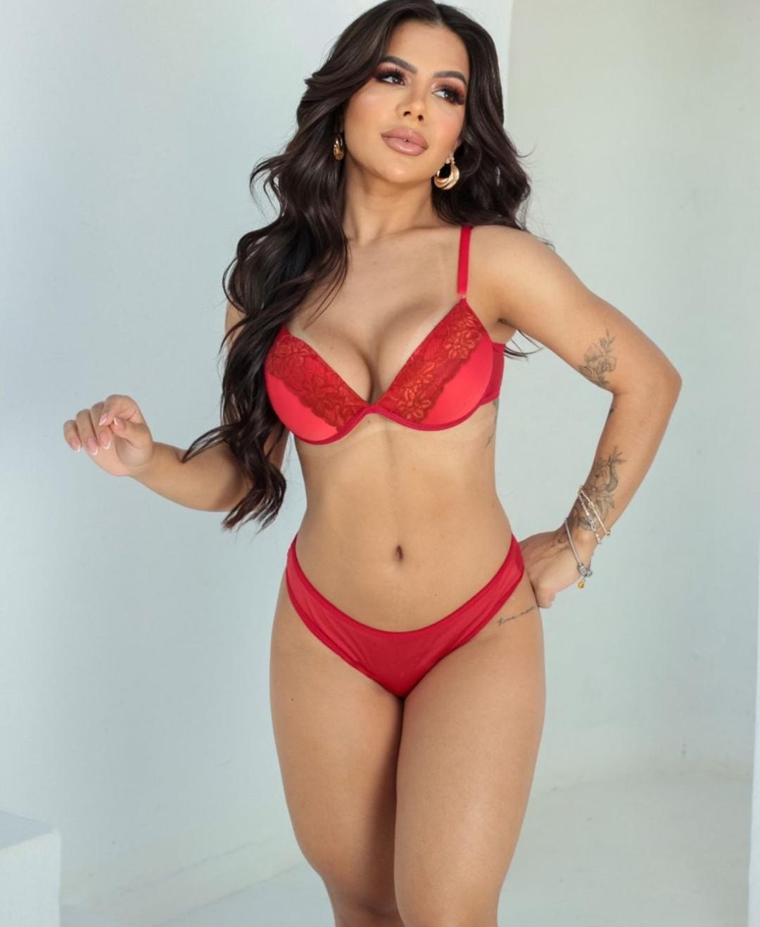 Kit com 5 conjuntos de lingerie calcinha e sutiã com detalhes em Renda Em promoção